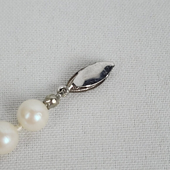 Vintage White Faux Pearl Bracelet - Picture 5 of 6